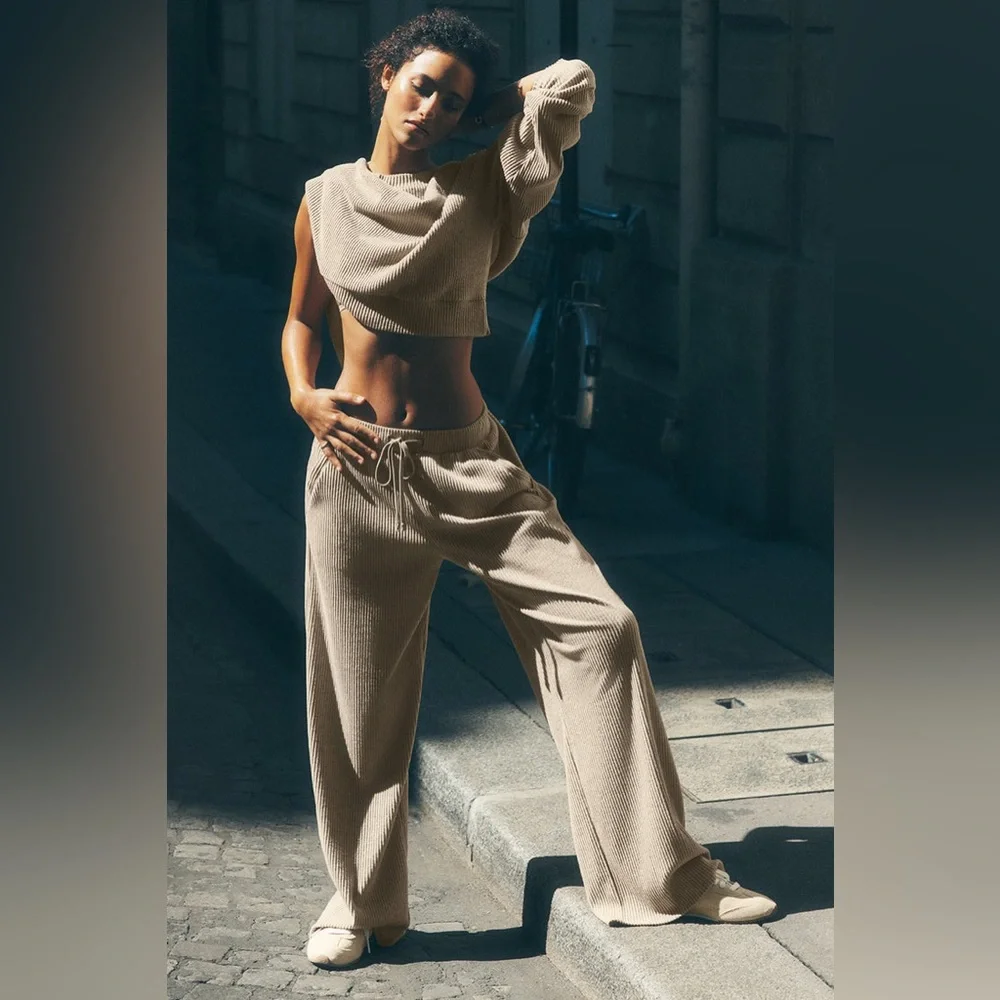 Nwt ALO‎ Yoga Muse wide leg pant